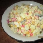 Салат с крабовыми палочками и маринованными грибами