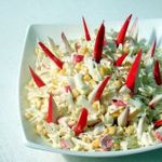 Салат из пекинской капусты и с крабовыми палочками и яблоком
