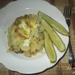 Жареная картошка с яйцом, луком и чесноком
