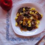 Теплый салат из куриной печени и яблок