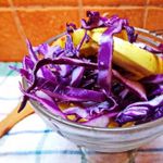 Салат из яблок с фиолетовой капустой