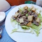 Салат из куриных сердечек с гренками