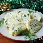 Рулет из омлета, копченой курицы и сыра