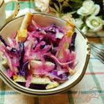 Салат из розового дайкона с гренками и лимонным соком