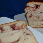 Булка с клюквенным джемом