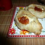 Плюшки слоеные с сыром и вареньем