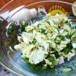 Салат овощной с изюмом и кунжутным маслом