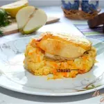 Тилапия с винными грушами на рисовой подушке