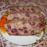 Творожная запеканка с изюмом и малиной