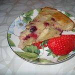 шарлотка на сметане с ягодами и яблоками