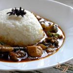 Курица в соусе карри с баклажанами и рисом