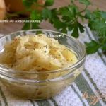 Закуска из лука с базиликом