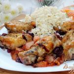 Куриные крылья с карамелизированными яблоками и луком