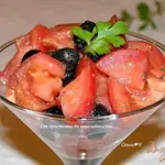 Салат из помидоров с маслинами и кедровым маслом