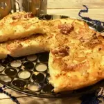 Пицца с копченой грудинкой и виноградом