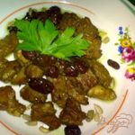 Свинина в чае с изюмом
