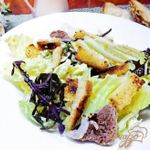 Салат из отварной говядины с гренками