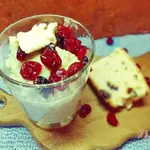 Каша овсяная с вялеными ягодами и медом