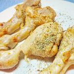 Курица в маринаде из кетчупа и зерновой горчицы с луком