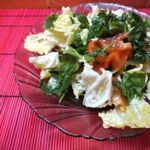 Салат из болгарского перца и листовой зелени с кунжутный маслом