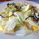 Салат из яиц с гренками и руколой