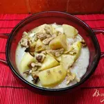 Соленая овсяная каша на воде с орехами и яблоками
