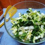 Салат из листовых овощей с розмарином и семенами льна