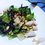 Куриный салат с руколой и грецкими орехами