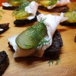 Закуска из гренок чесночных с салом и соленым огурцом