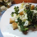 Салат капустный с руколой и гренками