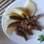 Свинная печень с яблоками и сливами
