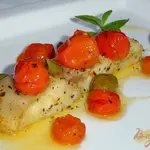 Рыба по итальянски, запеченная с томатами, оливками и каперсами