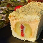 Пирог с яблоками, фаршированными марципаном и вялеными вишнями