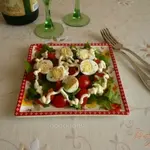 Салат с перепелиными яйцами и помидорками черри