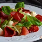 Салат с моцареллой, грейпфрутом и бастурмой  из говядины