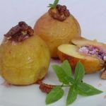 Яблоки, запеченные с творогом, черникой, орехами и медом
