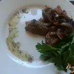 Говядина со сливами и средиземноморскими травами