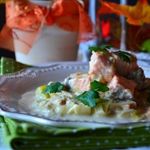 Семга с лисичками и пореем в сливочном соусе