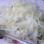 Салат капустный с редькой и яблоком