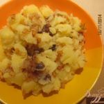 Вареная картошка кусочками с подчеревком и луком