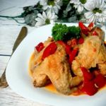 Куриные крылышки в соусе с овощами