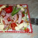 Салат с копченым куриным мясом и черри
