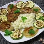 Котлеты с помидорами, рисом и кабачками