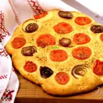 Лепешка с помидорами и луком