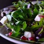 Салат с рукколой, фетой и отварной свеклой