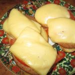Горячие бутерброды с ливерной колбасой и помидорами