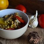 Овощной салат с чесночными чипсами