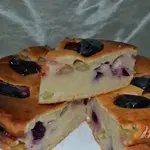 Пирог с овсяными хлопьями на ряженке с виноградом и сливами