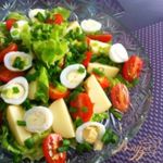 Салат из перепелиных яиц и копченого сыра Провалетта