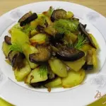 Жареный картофель с баклажанами